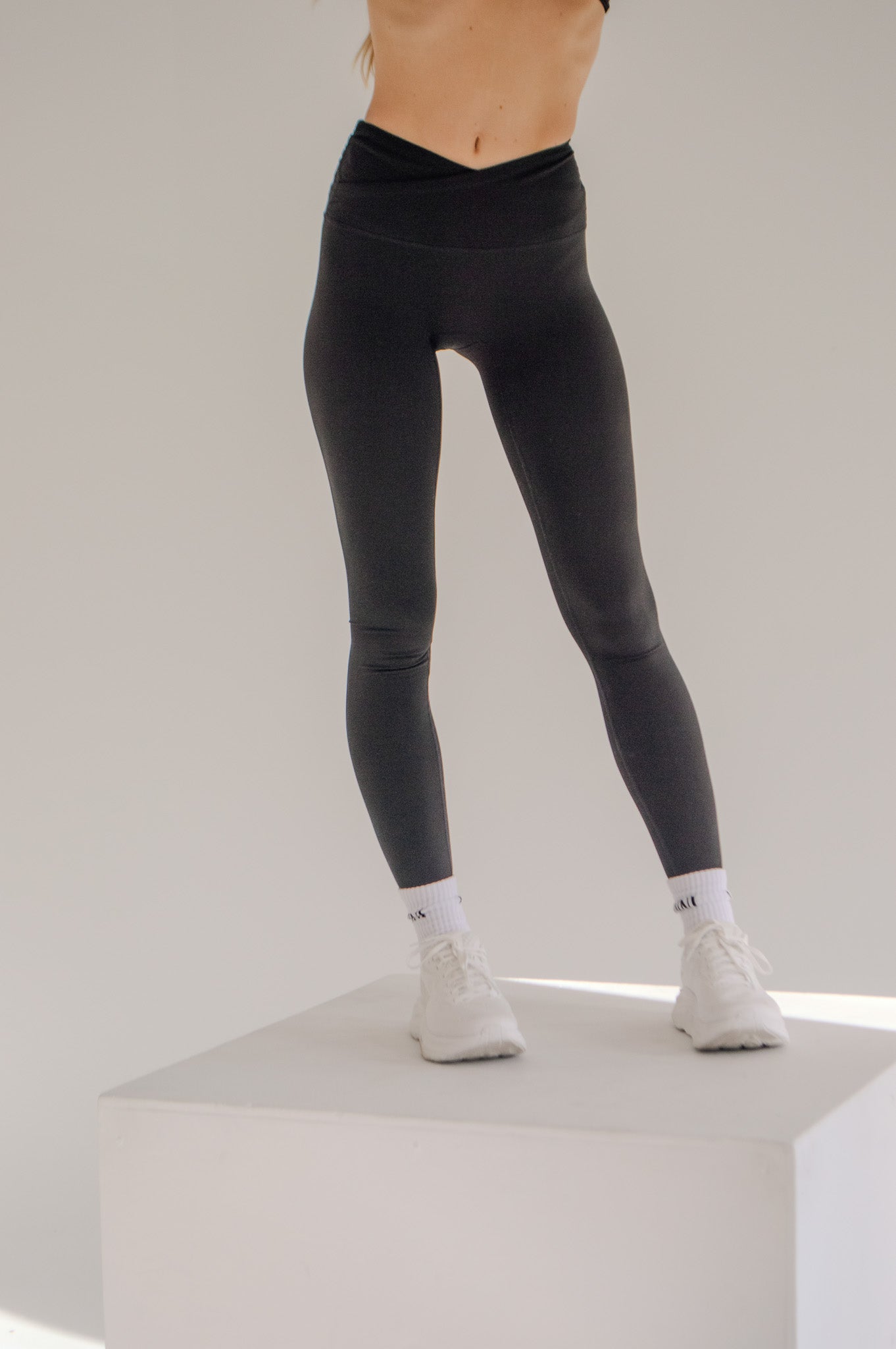 MIKYLA CROSS TIGHTS - JET BLACK