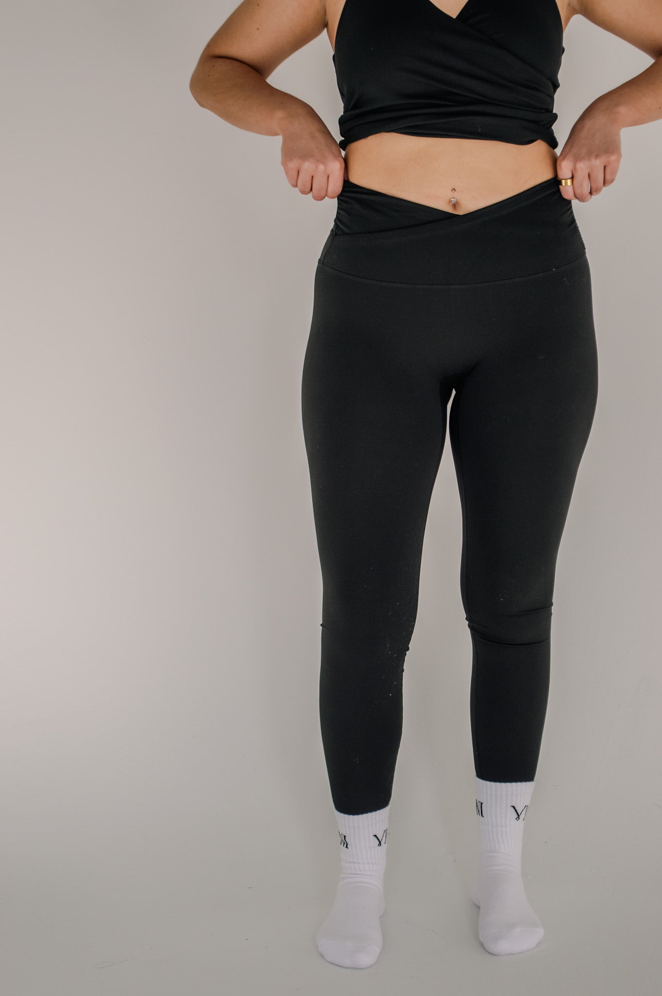 MIKYLA CROSS TIGHTS - JET BLACK